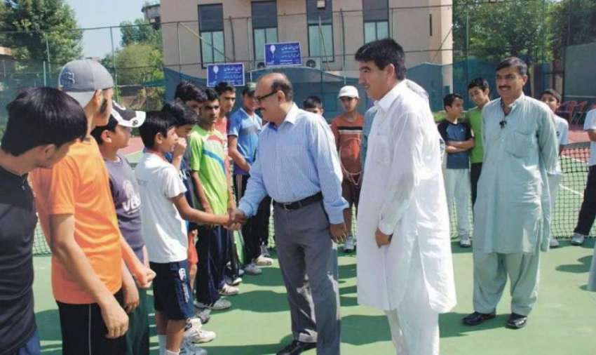 پشاور: نیشنل رینکنگ ٹینس چمپئن شپ کے افتتاح کے موقع پرمہمان ..