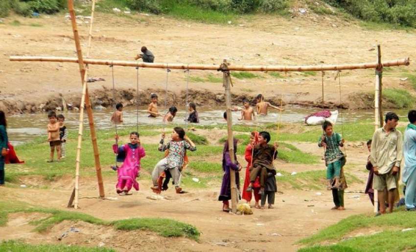 راولپنڈی: کچی بستی سے گزرنے والے بارشی نالے میں بچے نہا رہے ..