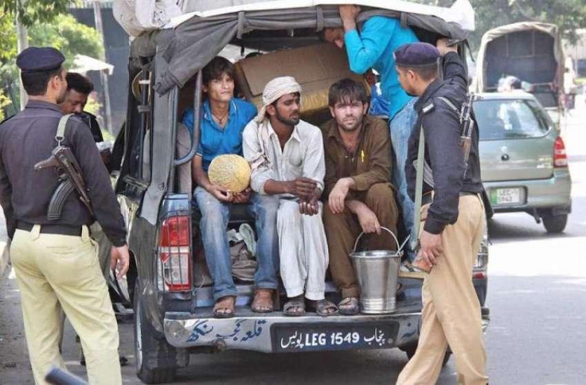 لاہور: تھانہ قلعہ گجر سنگھ پولیس کے اہلکار ہال روڈ سے پھیری ..