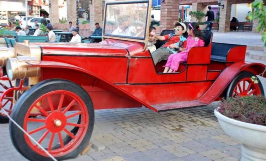 راولپنڈی: فوڈ سٹریٹ میں رکھے گئے گاڑی کے نمونے میں بچے بیٹھے ..