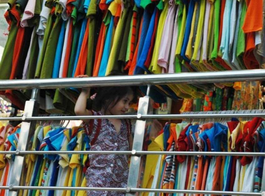 راولپنڈی: ننھی بچی صدرمیں دکان کے باہر لگے سٹال پر کپڑے دیکھ ..