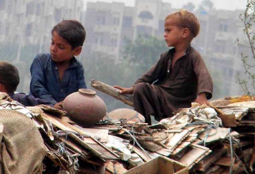 اسلام آباد: کچی آبادی آپریشن کے دوران بچے پریشان حال آپریشن ..