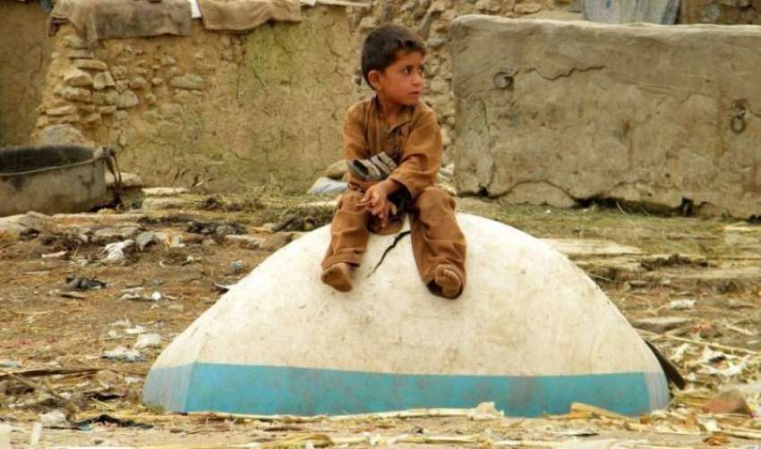 اسلام آباد: کچی آبادی آپریشن کے دوران ایک بچہ پریشان حال ..
