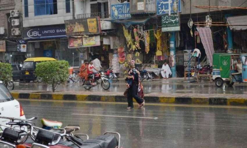 فیصل آباد: بارش کے باعث ایک عورت خطرناک انداز سے سڑک کراس ..