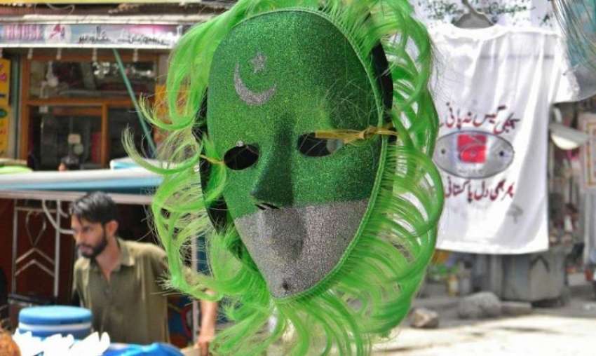 راولپنڈی: 14اگست کے حوالے سے ایک دکاندار نے سبز رنگ کا ماسک ..