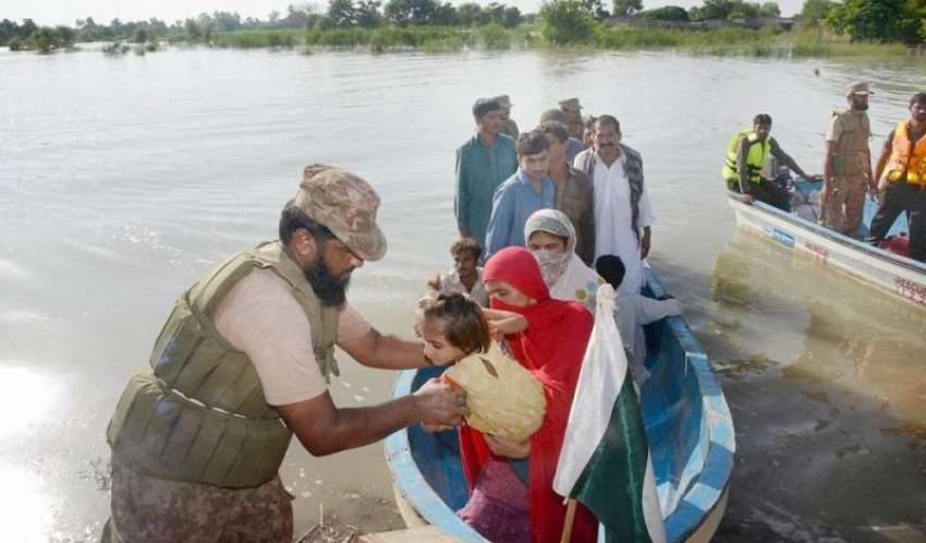 لیہ: پاک فوج کے جوان سیلاب سے متاثرہ افراد کو محفوظ مقام ..