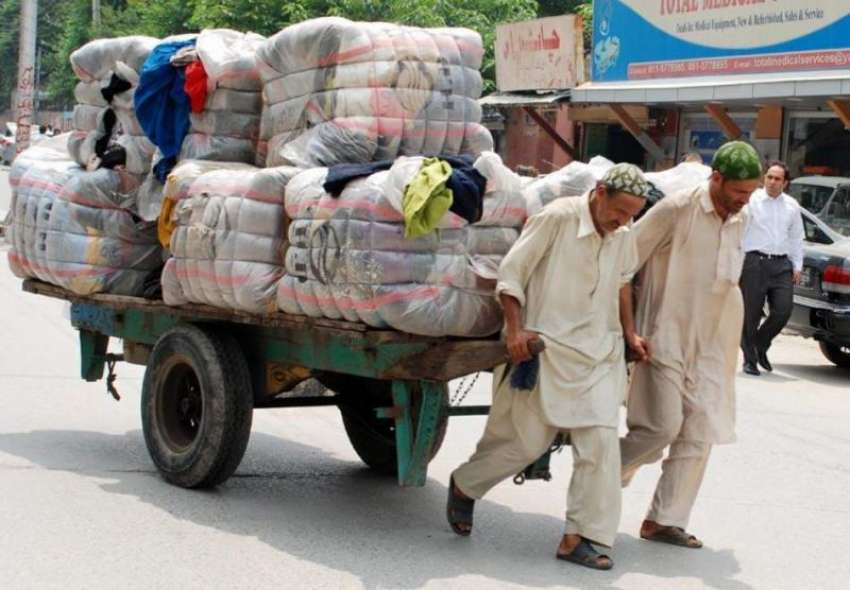 راولپنڈی: مزدور ریڑھے پر سامان لیے اپنی منزل کی طرف رواں ..