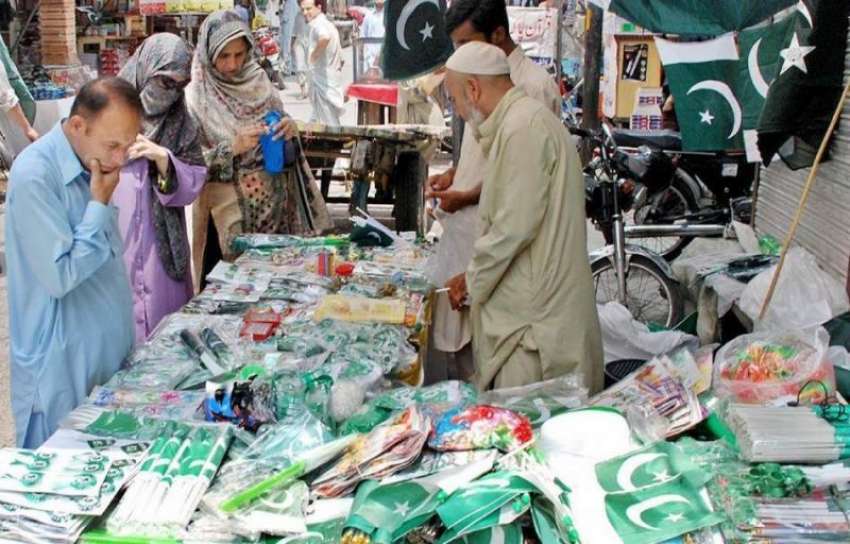راولپنڈی: 14اگست کے حوالے سے شہری پاکستانی جھنڈیاں پسند کر ..