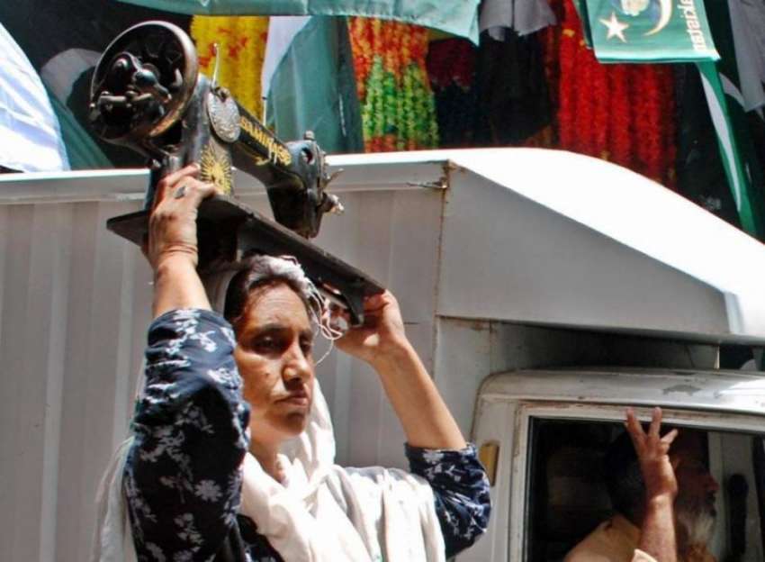 راولپنڈی: ایک خاتون سلائی مشین سر پر رکھے اپنی منزل کی طرف ..