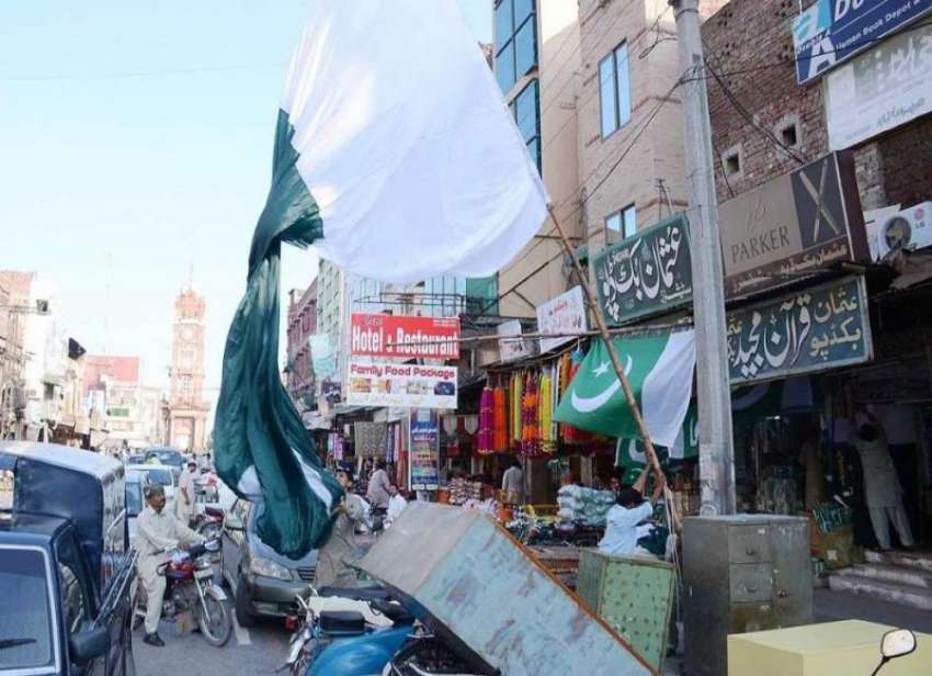 فیصل آباد: جشن آزادی کے موقع پر دکاندار نے ایک بڑا پرچم دکان ..