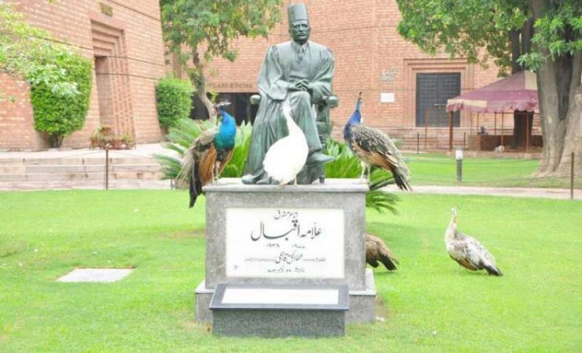 لاہور: الحمراء ہال کے احاطے میں بنے شاعر مشرق علامہ اقبال ..