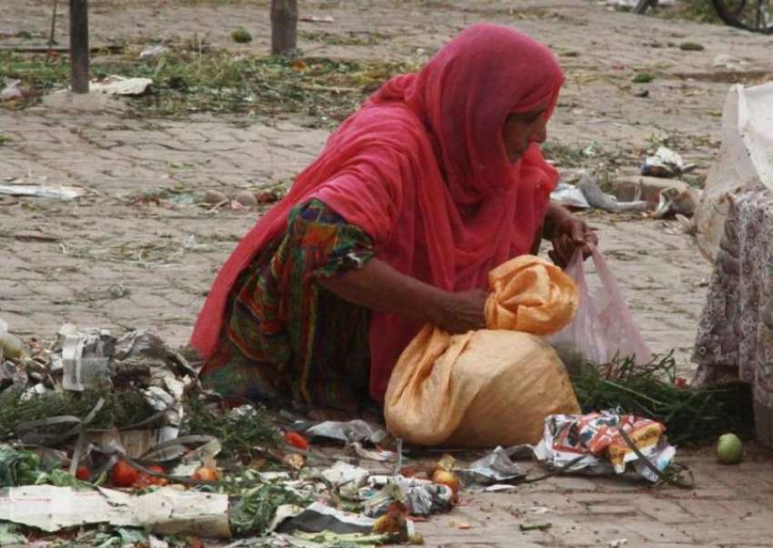 لاہور: ایک خاتون منڈی میں گندگی کے ڈھیر سے قابل استعمال سبزیاں ..