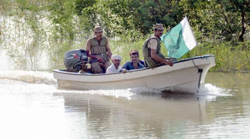 لیہ: پاک فوج کے جوان سیلاب سے متاثرہ افراد کو محفوظ مقام ..