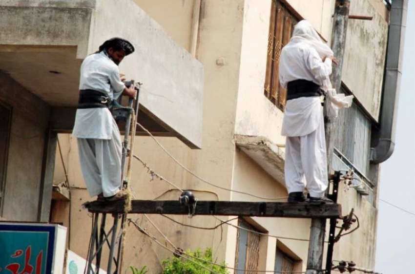راولپنڈی: واپڈا اہلکار گلوز پہنے بغیر بجلی کی تاریں ٹھیک ..