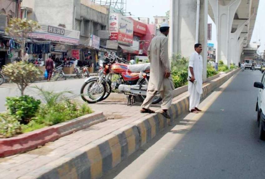 راولپنڈی: شہری خطرناک انداز سے روڈ کراس کر رہے ہیں۔