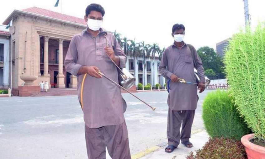 لاہور: پنجاب اسمبلی میں ڈینگی کی روک تھام کے لیے سپرے کیا ..
