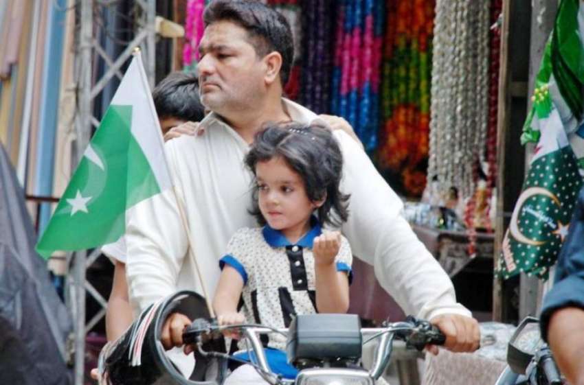 راولپنڈی: جشن آزادی کے سلسلے میں ایک موٹر سائیکل سوار نے ..
