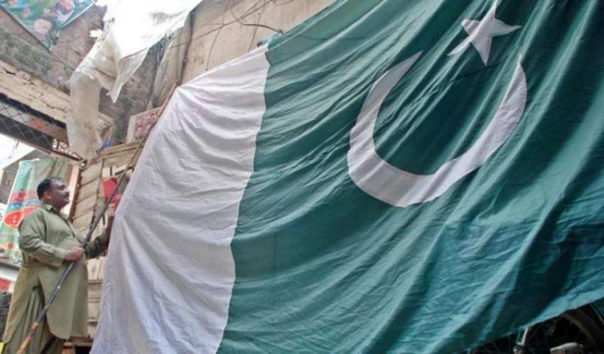 راولپنڈی: جشن آزادی کے سلسلے میں ایک شخص تیار کیا گیا پرچم ..