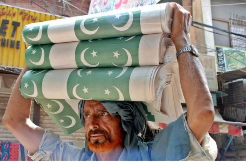 راولپنڈی: جشن آزادی کے سلسلے میں تیار کی گئی جھنڈیاں فروخت ..