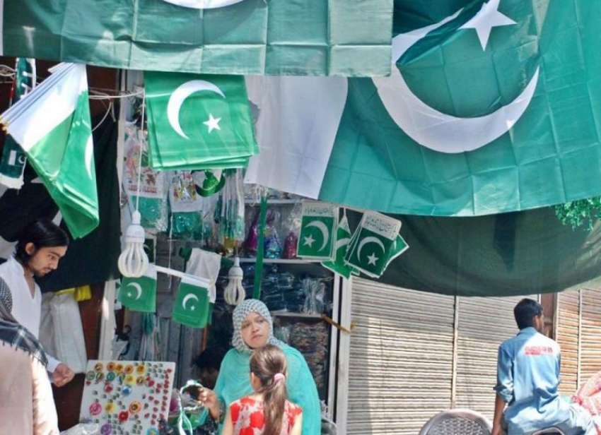 راولنڈی: یوم آزادی کی تیاریوں میں مصروف خاتون پاکستانی پرچم ..