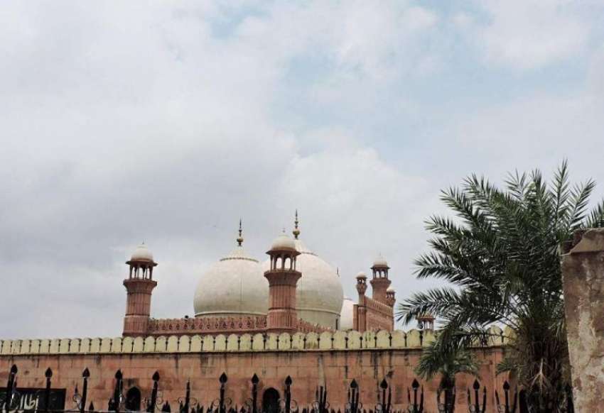 لاہور: بادشاہی مسجد پر صبح کے وقت چھائے بادلوں کا خوبصورت ..