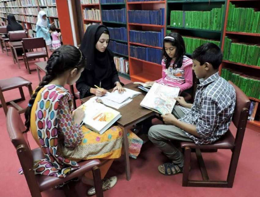 لاہور: چلڈرن کمپلیکس میں بچے کتابوں کا مطالعہ کر رہے ہیں۔