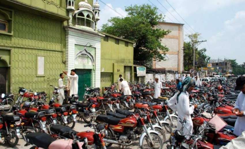 راولپنڈی: ٹریفک پولیس کی نا اہلی ، کچہری گیٹ کے آگے نو پارکنگ ..