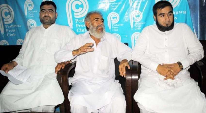 پشاور: چار سدہ کے رہائشی شاہ عالم پریس کانفرنس سے خطاب کر ..