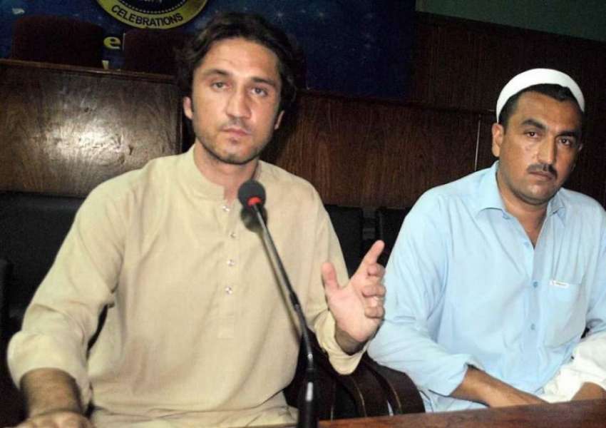 پشاور: خیبر ایجنسی کا رہائشی پاکستانی باؤلر یاسر خان پریس ..