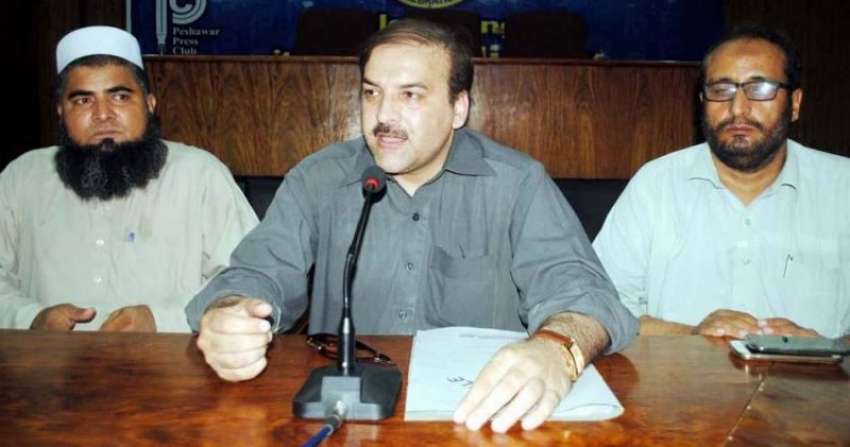 پشاور: ورکرز ویلفیئر بورڈ ایمپلائز یونین کے صدر شاہ ذولقرنین ..