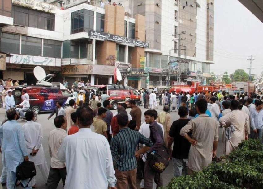 لاہور: اچھرہ میں لوگوں کی بڑی تعداد آتشزدگی سے متاثرہ گولڈ ..