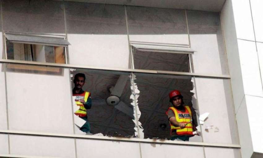 لاہور: ریسکیو اہلکار اچھرہ میں اتشزدگی سے متاثرہ گولڈ مائنز ..