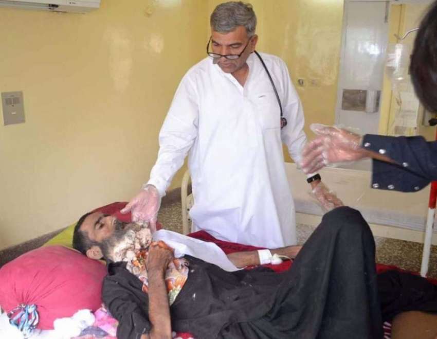 کوئٹہ: کڈنی سینٹر کوئٹہ ہسپتال میں ایک مریض کو طبی امداد ..
