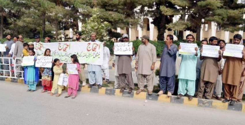 کوئٹہ: نیشنل کنسٹرکشن کے ملازمین بلوچستان اسمبلی کے باہر ..