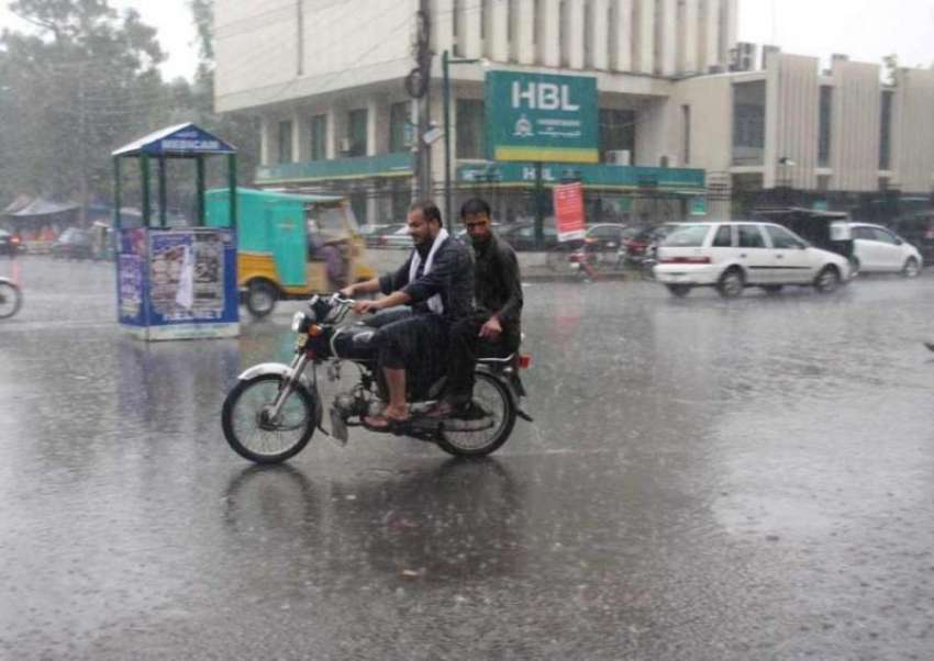 فیصل آباد: شہر میں ہونیوالی موسلا دھار بارش کا منظر۔