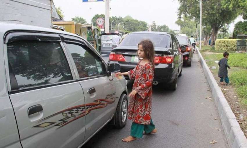 لاہور: ایک نو عمر بچی مال روڈ ٹریفک سگنل پر بھیک مانگ رہی ..