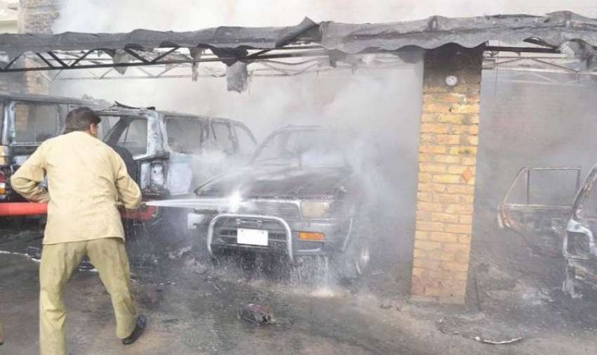 کوئٹہ: جناح ٹاؤن میں آگ لگنے کے باعث فائر برگیڈ کا عملہ آگ ..
