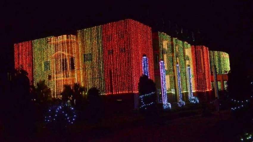 فیصل آباد: جشن آزادی کے سلسلہ میں ایک عمارت پر چراغاں کا ..