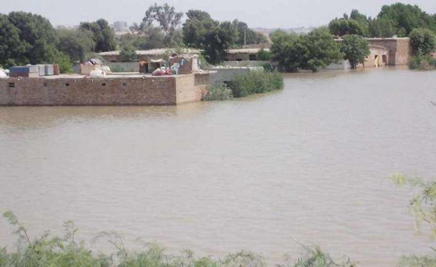 حیدر آباد: لطیف آباد نمبر10 کے علاقے میں کچی آبادی سیلابی ..