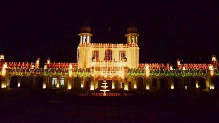 فیصل آباد: ضلع کونسل کی بلڈنگ کو جشن آزادی کے موقع پر خوبصورت ..