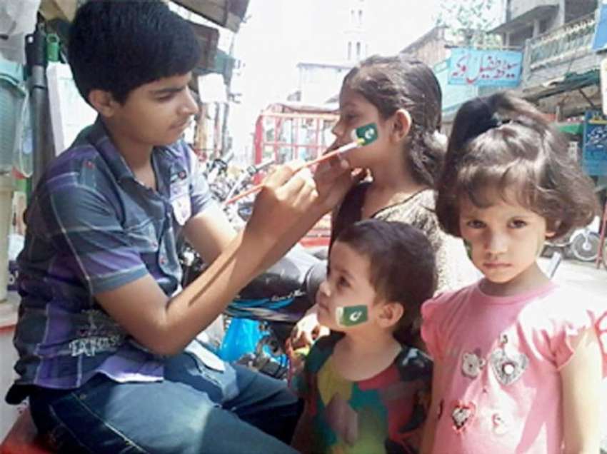 نارووال: جشن آزادی کے موقع پر کمسن بچیاں اپنے چہروں پر قومی ..