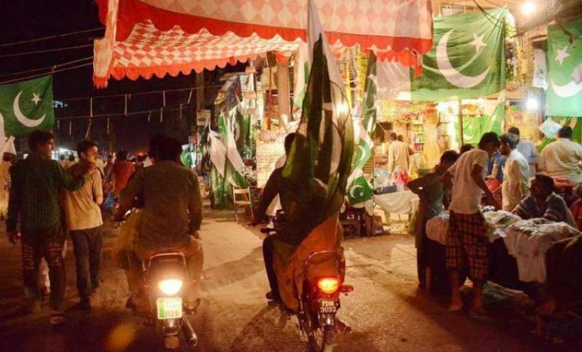 فیصل آباد: جشن آزادی کے موقع پر بڑی تعداد میں شہری رات کے ..