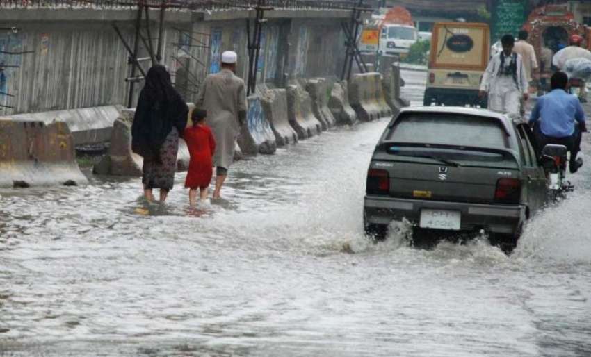 راولپنڈی: شدید بارش کے دوران لیاقت باغ چوک میں شہری بارش ..