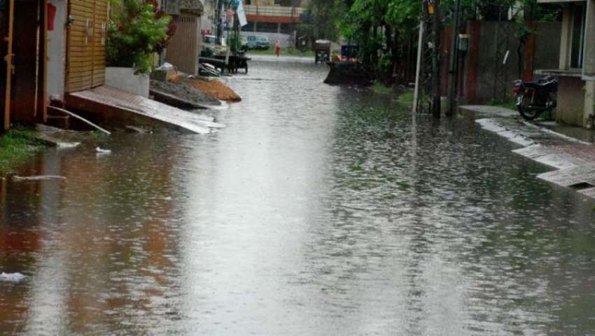 راولپنڈی: شدید بارش کے دوران کمیٹی چوک کی گلیوں میں بارش ..