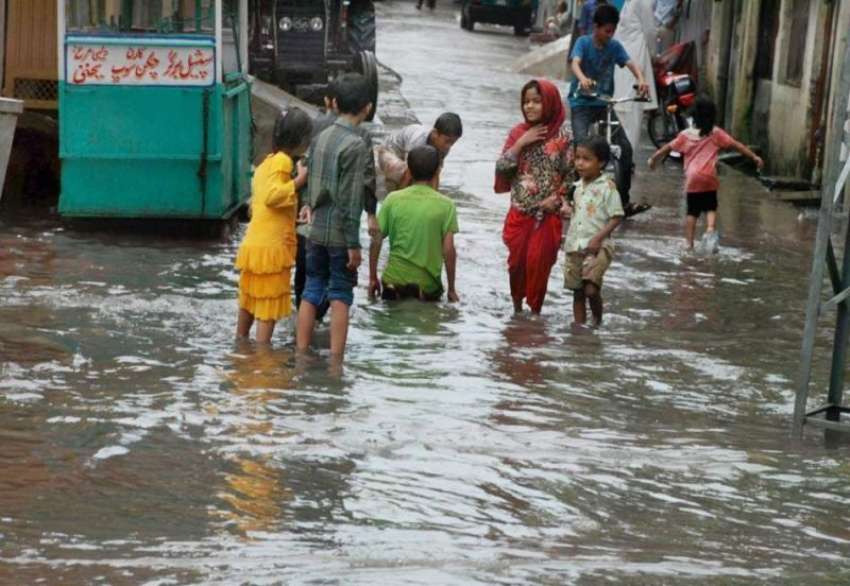 راولپنڈی: شدید بارش کے بعد ڈھوک کھبہ میں بارش کے پانی میں ..
