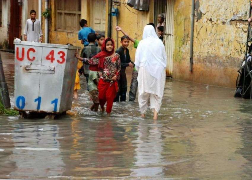 راولپنڈی: شدید بارش کے بعد ڈھوک کھبہ میں بارش کا پانی گھروں ..