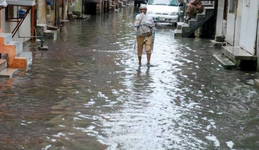 راولپنڈی: شدید بارش کے بعد ڈھوک کھبہ میں بارش کے پانی سے ..