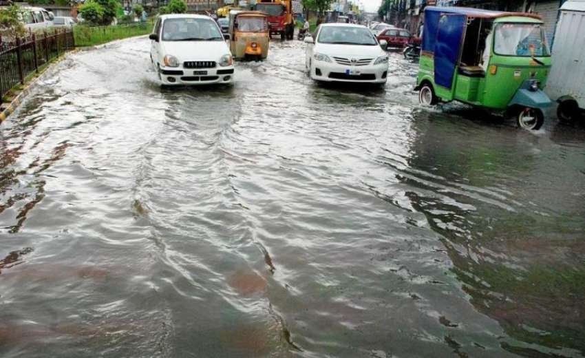 راولپنڈی: شدید بارش کے بعد لیاقت باغ چوک میں کھڑا پانی تالاب ..