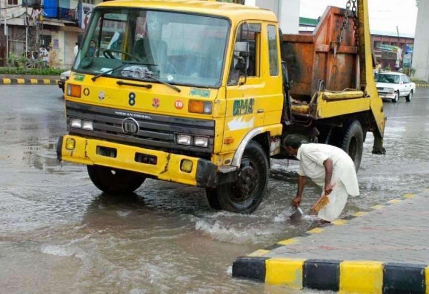 راولپنڈی: ٹی ایم اے اہلکار بارش کے دوران بارش کے پانی سے ..