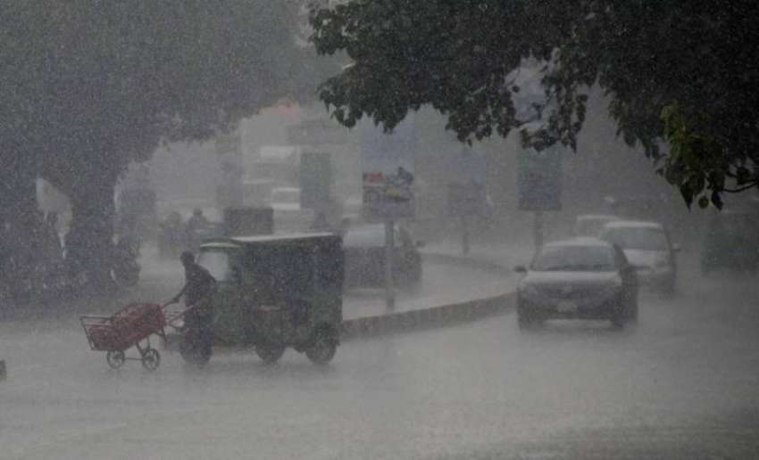 لاہور: شہر میں ہونیوالی بارش کے دوران ٹریفک ررواں دواں ہے۔